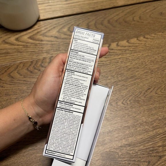 FENTY SKIN Tinted SPF Moisturizer HYDRA VIZOR Shade 6 - Picture 3 of 4